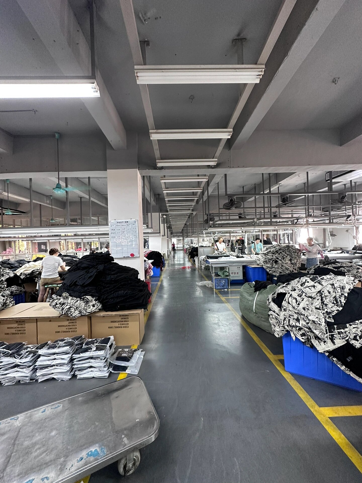 服裝工廠實(shí)拍 從源頭定制，100件起訂助力零售創(chuàng)業(yè)